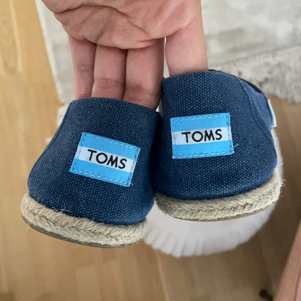 Super fina Toms slipins. Nypris ca 600 använda en eller två gånger. . Skor.