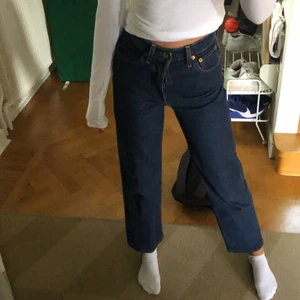 Levis jeans ribcage straight ankle  - Säljer mina super snygga mörkblåa ribcage straight ankle jeans ifrån Levis då dom är försmå för mig, bara använda enstaka gånger. Jeansen är i storlek 24 vilket motverkar XS ungefär, skriv privat om ni är intresserade av att köpa. Bara att skriva ifall det  önskas fler bilder på jeansen💘💘💘