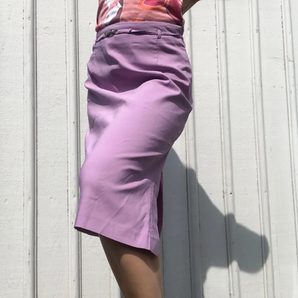 Snygg kjol i härlig lila färg med spänne i midjan. Strl S men väldigt stretchig så passar även M. + frakt 50 kr 💫 Se även mina andra annonser, 3 för 2 på allt! 💫 . Kjolar.
