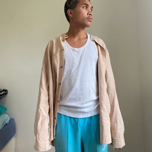 WEEKDAY BEIGE SKJORTA - Large beige skjorta från Weekday. Sparsamt använd och fett fräscht ngl. Är man liten som mig och gillar baggy stuff så är skjortan perfekt för dig! Men är du krall och stor då den kommer sitta normalt (förmodligen) vilket också är najs! Väldigt neutral färg och man kan använda skjortan till många looks och situationer. DM för frågor puss😌💕✌🏽