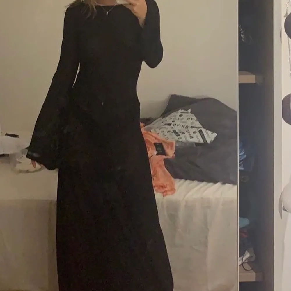 Säljer denna klänning i svart från hanna schönbergs kollektion i strl Xxs men det är mer som en XS/S. Sjukt fin och endast provad. har fått extremt många meddelanden så kan inte garantera att jag hinner svara alla💕. Klänningar.