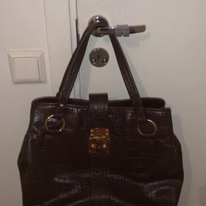 Väskor - Säljer denna väskan pågrund av att den inte används. Den är stor i storleken så det är inte direkt en liten handväska. Frakt ingår.