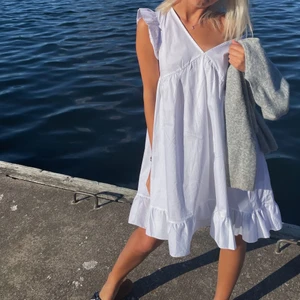 Klänning - Såå fin klänning från Boohoo, stl XS🤍 Köparen står för frakten!