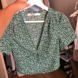 Nakd topp - Asfin topp från nakd i fantastiskt fint blommigt print💕 tyvärr för liten för mig, rekomenderar en mindre byst för att denna skall sitta fint. Frakt tillkommer🥰
