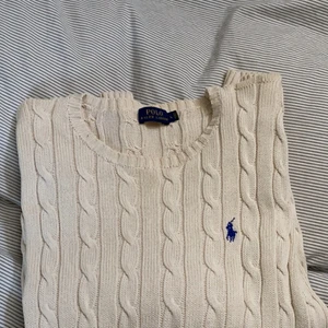 Ralph lauren storlek L  - Säljer denna tröjan då jag sällan använder den, den är i fint skick och passar storlek m/l. 