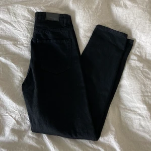 Svarta 90s jeans från Gina 💙 - Säljer helt nya petite 90s jeans från Gina! De va förstora i midjan på mig och en aningen långa 🥺 det är petite modell