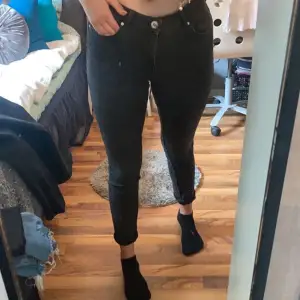 Säljer dessa svarta skinny jeans från hm. Dom är använda men är i ett fint skick🤍🖤