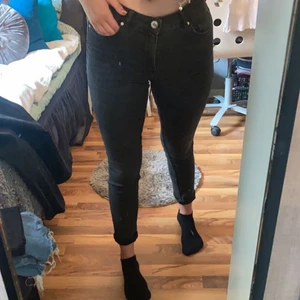 Svarta skinny jeans - Säljer dessa svarta skinny jeans från hm. Dom är använda men är i ett fint skick🤍🖤