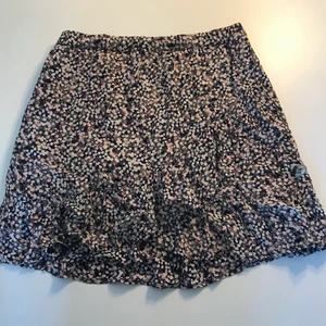 Pompelux, volang kjol - En blommig volang kjol, 152-XS, bra kvalitet, alla plagg som jag säljer tvättas innan plagget levereras