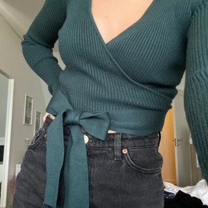 Topp från Zara  - Jättefin stickad topp med knytning från Zara! Har tyvärr aldrig kommit till användning så säljer denna för 60kr. Storleken är i medium men passar perfekt på mig som vanligtvis har storlek S. 