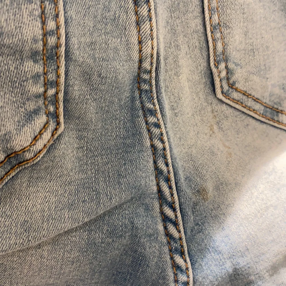 Wore few times, litttle dirt in the back pocket. . Jeans & Byxor.