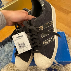 Superstar - Helt nya och oanvända superstar med lappar kvar i storlek 40 2/3, super häftiga, nypris 1199kr💕