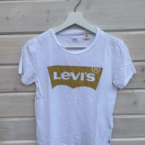 T-shirt från Levis Store, köpt hösten 2016. Använd fåtal gånger när jag jobbade i butiken men aldrig använd till vardags och där av säljer jag den. Finns ej att köpa i butik längre. Betalning sker via Swish.