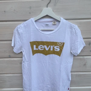 Levis T-shirt  - T-shirt från Levis Store, köpt hösten 2016. Använd fåtal gånger när jag jobbade i butiken men aldrig använd till vardags och där av säljer jag den. Finns ej att köpa i butik längre. Betalning sker via Swish.