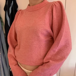 Rosa stickad tröja  - Stickat tröja med detaljer på axlarna från h&m. Strl XS, men lite stor i strl så passar även S. Frakt ingår i priset🥰