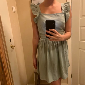Grön klänning strl s - Säljer denna klänning i strl s! Knytning i ryggen och mycket fina detaljer💓strl s