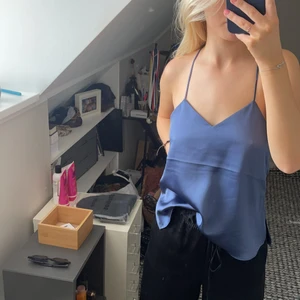 Oanvänd topp - Oanvänd topp i silke- liknande material från ARKET. Ordinarie pris 495kr