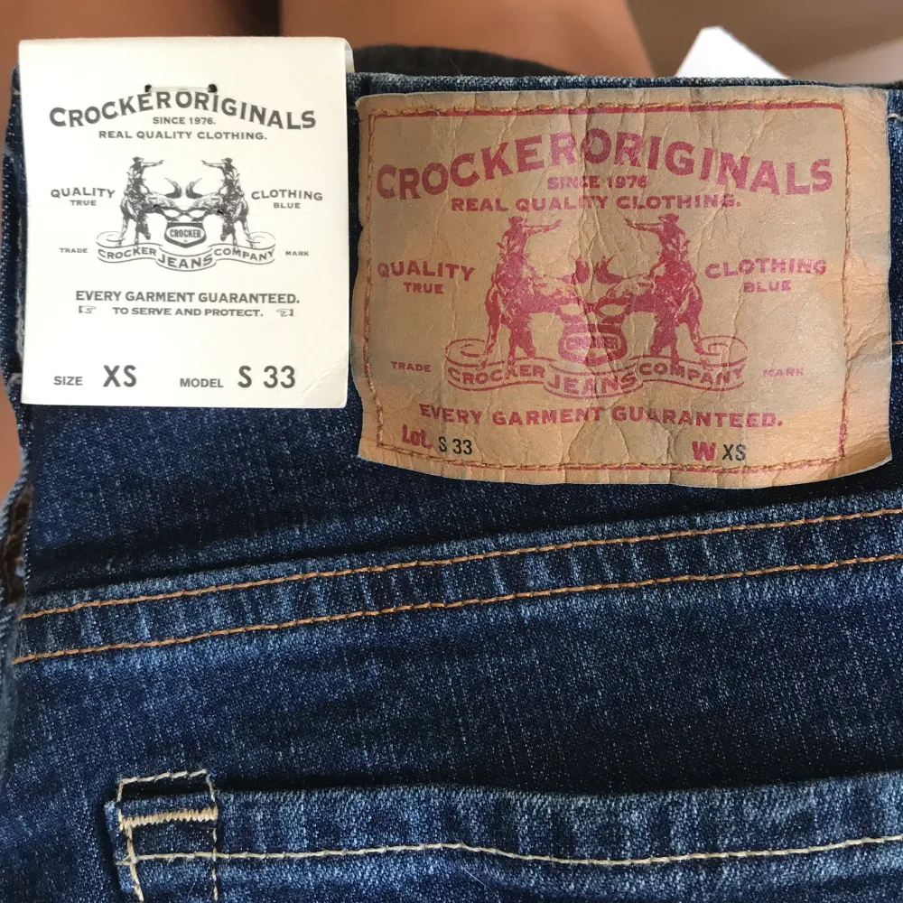 Ett par helt nya Crocker original jeans i färgen mörkblå. Nertill svänger de ut lite grann. Super fin passform både fram och bak. . Jeans & Byxor.