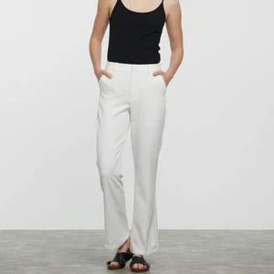 kostymbyxor bikbok - Vita kostymbyxor från bikbok. Storlek 34 i modellen ”vilma” knappt använda så precis som nya!