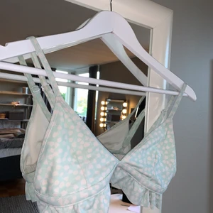 Bikiniöverdel från NA-KD - En grön och vit bikiniöverdel från NA-KD. Använde massor förra året men tyvärr för liten nu. Den är i storlek xs och har en super fin både fram och baksida. Säljer för 50 kr frakt och frakten är gratis! 