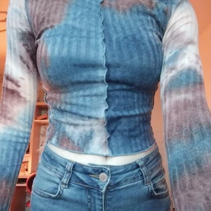 Shein tröja - Har bara provat på men materialet kände jag mig inte riktigt bekväm i. Den är inte genomskinlig och köpt från SheIn. Bra kvalité och passar en XS eller mindre. Buda gärna💛💞🌸