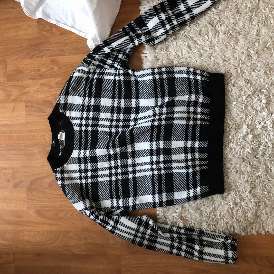 Rutig stickad tröja