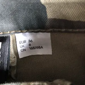 Ett par militär jeans ifrån H&M devided passar bra på längden är 155