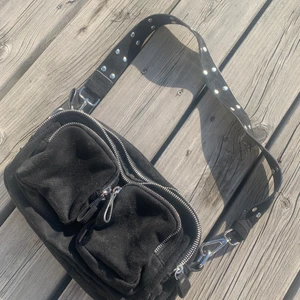 Väska  - Jättefin väska som har en stor fick och 2 små! Skriv för mer bilder🥰