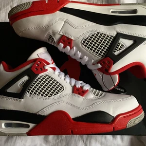 Air Jordan 4 fire red retro (2020) - Säljer helt nya air Jordan 4 fire red pågrund av att dom är för små. Orginalpris: 4200:- köpare står för frakt. Kontakta för frågor eller fler bilder.