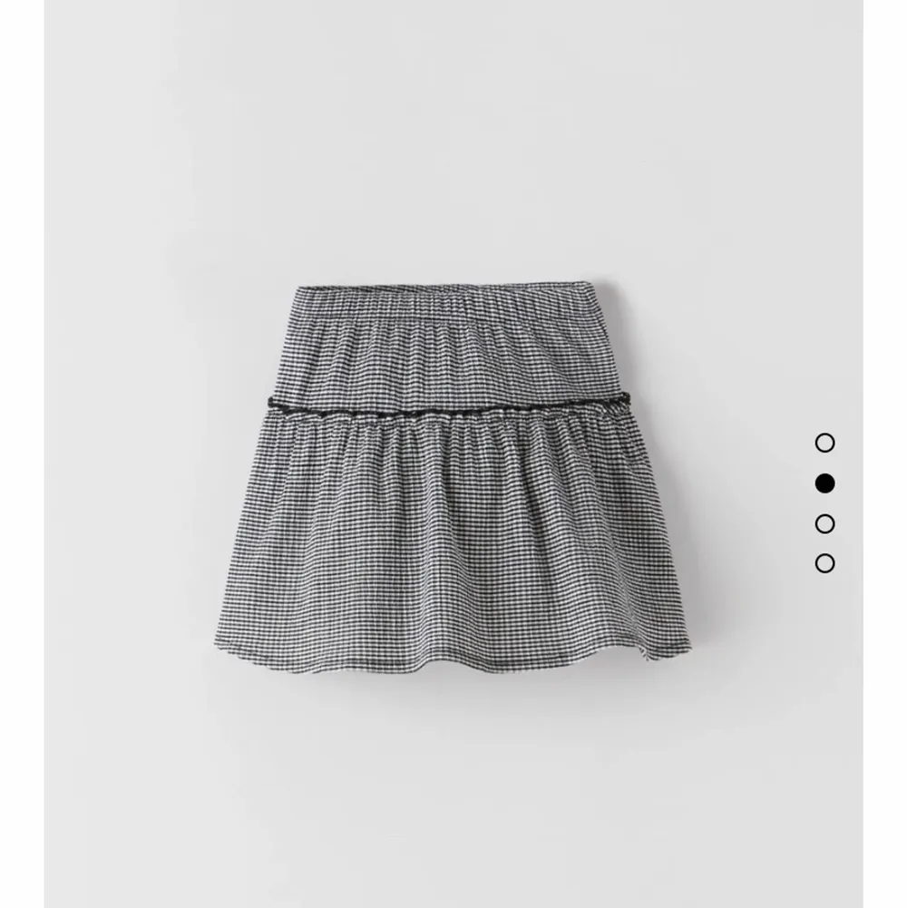 Säljer denna slutsålda kjol från zara med inbyggda shorts. Aldrig använd med lappar kvar. Storlek 13-14 år i barnstorlek men passar en XS/S  Köpare står för frakt, kontakta vid intresse!. Kjolar.