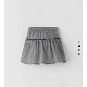 Säljer denna slutsålda kjol från zara med inbyggda shorts. Aldrig använd med lappar kvar. Storlek 13-14 år i barnstorlek men passar en XS/S  Köpare står för frakt, kontakta vid intresse!
