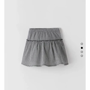 Kjol Zara - Säljer denna slutsålda kjol från zara med inbyggda shorts. Aldrig använd med lappar kvar. Storlek 13-14 år i barnstorlek men passar en XS/S  Köpare står för frakt, kontakta vid intresse!