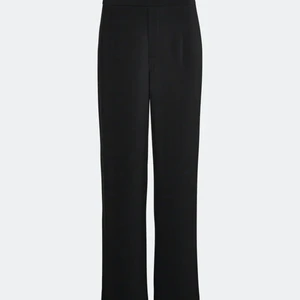 Svarta vida byxor🖤 - Svarta vida byxor från bikbok i strl XS. Säljer för 100kr och köparen ståe för frakten. Hör gärna av dig om du har några funderingar!