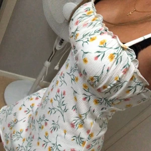 Klänning  - Använd den några gånger, den är som ny. Köparen står för frakten.