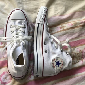 VITA CONVERCE - säljer mina vita converse, de är knappt använda och nytvättade 🦋. säljer vid bra bud ❤️‍🔥