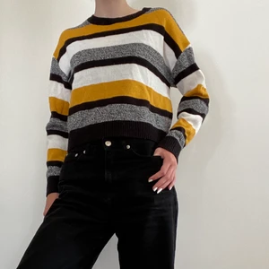 Gul, vit och svartrandig tröja från H&M - Nästintill oanvänd, därför i nyskick. Köpt på H&Ms dividedavdelning för ungefär två år sedan. Tveka inte att kontakt mig vid fler frågor!