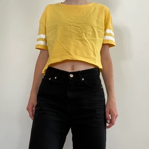 Gul t-shirt från H&M - En enkel gul t-shirt med vertikala ränder på ärmarna. Sparsamt använd. Tveka inte att kontakta mig vid frågor! 