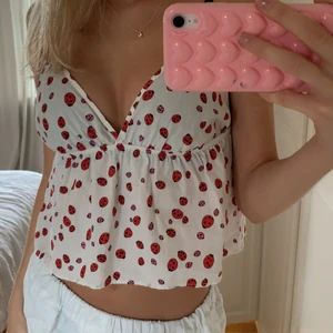 LINNE TOPP - Gullig topp med nyckelpigor på hihi💕 D e egentligen en barnklänning som jg klippt av o sytt till💕 