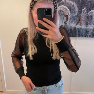 Festtröja från hm i storlek XS - Festtröja från hm endast använd en gång! Storlek xs men passar även större🖤