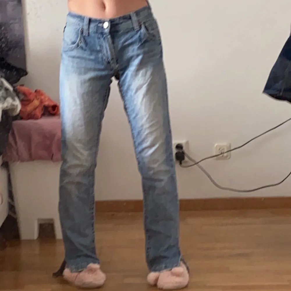 Mina super fina lågmidjade jeans som är lite långa för mig men det är as snyggt endå, jag är 164 så skulle säga att dem passar till någon från 164-175 cm. Upplagd igen för oseriösa köpare. 💕. Jeans & Byxor.