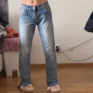 Mina super fina lågmidjade jeans som är lite långa för mig men det är as snyggt endå, jag är 164 så skulle säga att dem passar till någon från 164-175 cm. Upplagd igen för oseriösa köpare. 💕