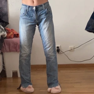 Lågmidjade jeans  - Mina super fina lågmidjade jeans som är lite långa för mig men det är as snyggt endå, jag är 164 så skulle säga att dem passar till någon från 164-175 cm. Upplagd igen för oseriösa köpare. 💕