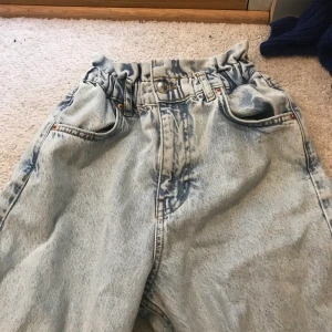 Jeans från Gina tricot - Bianca har haft dom och sitter perfekt i midjan med resor så man får nice ass;) och kan vara töjbara jag kan ha dom även fast jag har 36