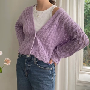 Kofta Asos Pastell - En supersöt kofta från ASOS! Storlek 34 (jag är storlek 38 eller M vanligtvis) men funkar som 38 också. Har använts 1 gång, skicket är perfekt, inga defekter. Skriv om ni har frågor! Frakt betalas av köparen <3 