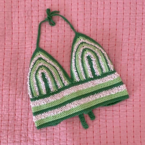 Grön och vit virkad topp - ⭐️Köp två toppar och få båda för 400kr⭐️Sååå fin topp som jag virkat själv! 100% bomull och jättebekväm. Passar flera storlekar pga reglerbara band, men skulle nog säga att den passar XS-M bäst och B-D kupa. På bild 3 visas den på en M med C-kupa. 250 kr + frakt eller bud om flera är intresserade. 🍀☁️🥬