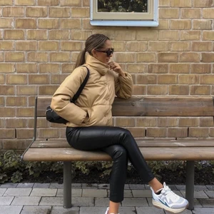 Pufferjacket - Jacka i lite kortare modell, i beige, skinnimitation. Använd fåtal gånger, som ny!