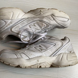New balance skor - Jättefina och använda ca 5ggr. Behöver bara tvättas så går smutsen bort! frakt tillkommer. FÖRST TILL KVARN!!