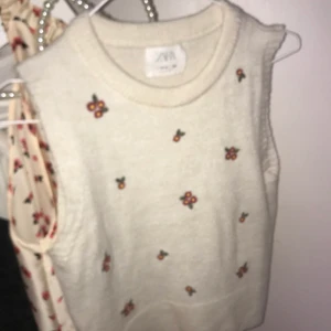 Supersöt Väst!💓 - (INTRESSE KOLL) 💓 Funderar på att sälja min supersöta fina Väst, (Vit/Små Röda Blommor på. 🌷 Buda gärna om du är intresserad💜💛💚 Ifrån Zara! Size: 13-14.💓
