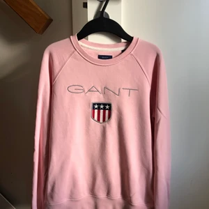 Rosa gant tröja - Superfin rosa tröja från gant. Toppen skick och inte alls väl använd. Storlek S och sitter fint. Nypris: 699 kr