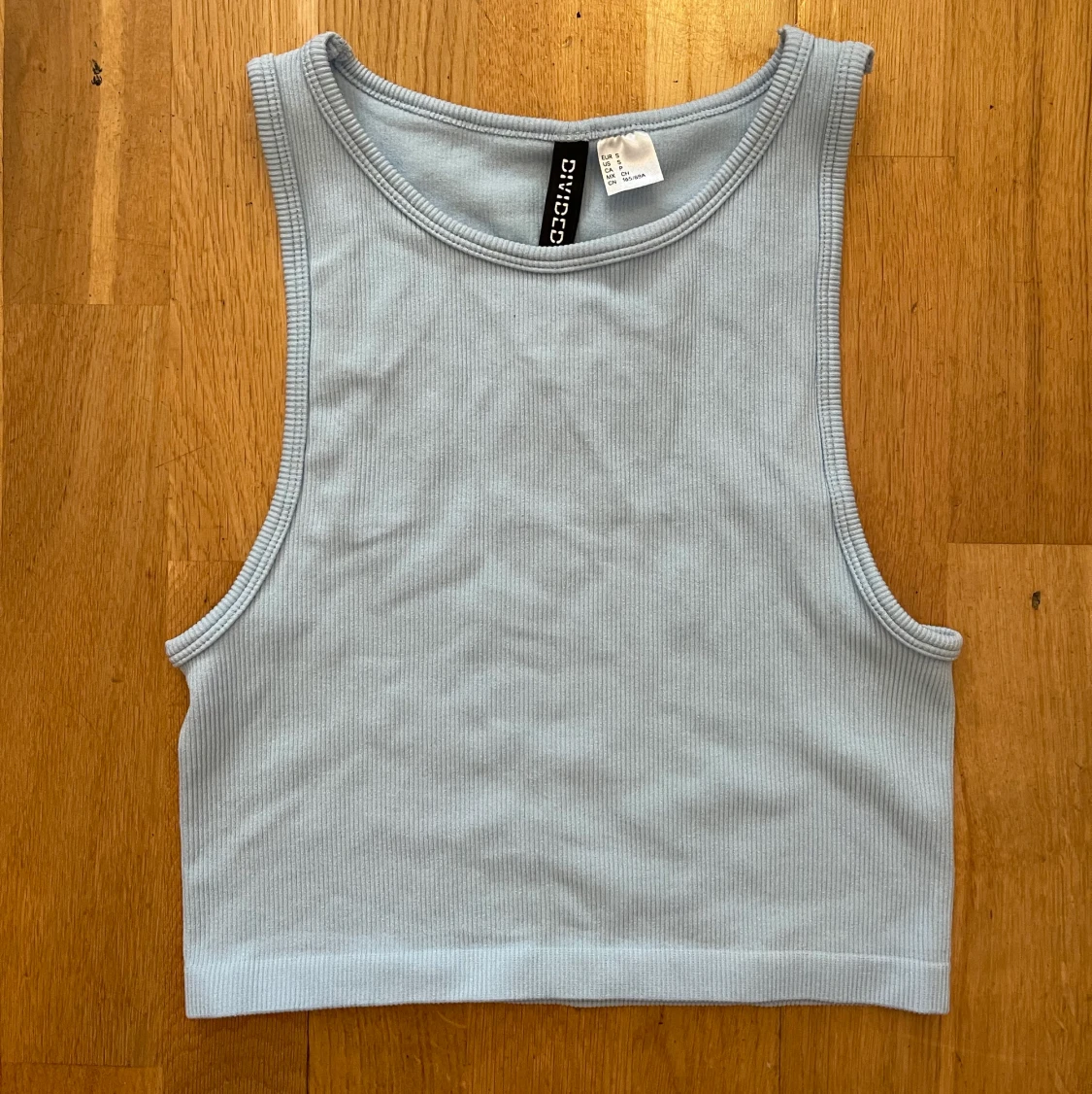 Ett ljusblått linne i storlek S